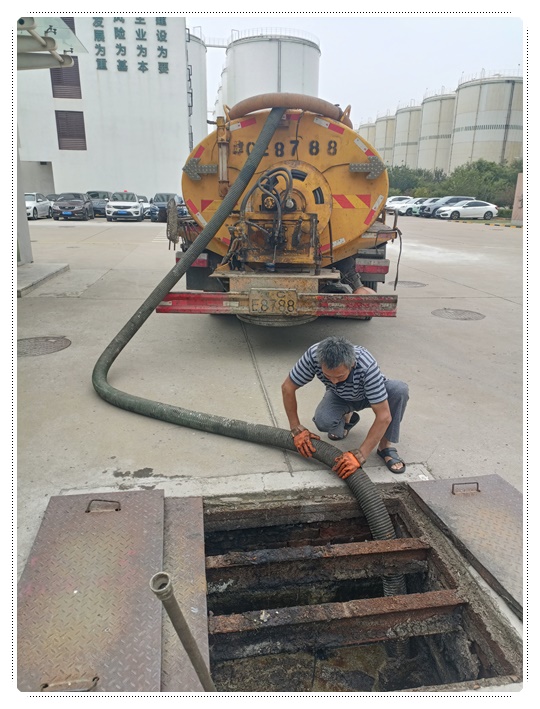 科尔沁右翼中隔油池清掏