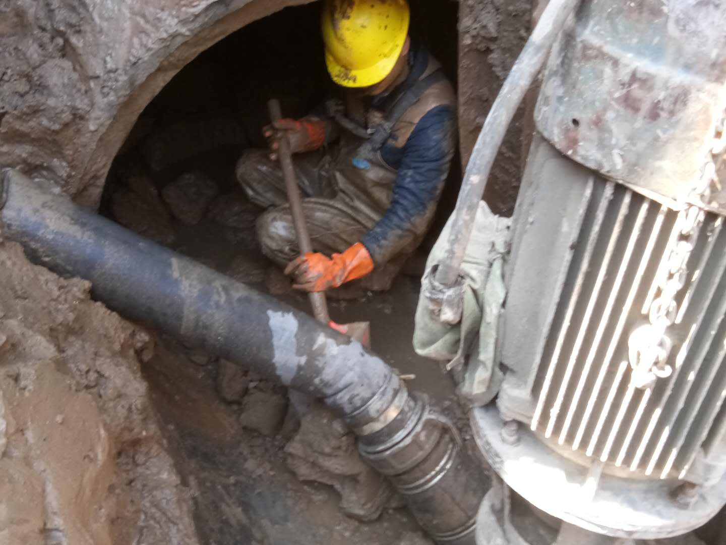 科尔沁右翼中管道清淤