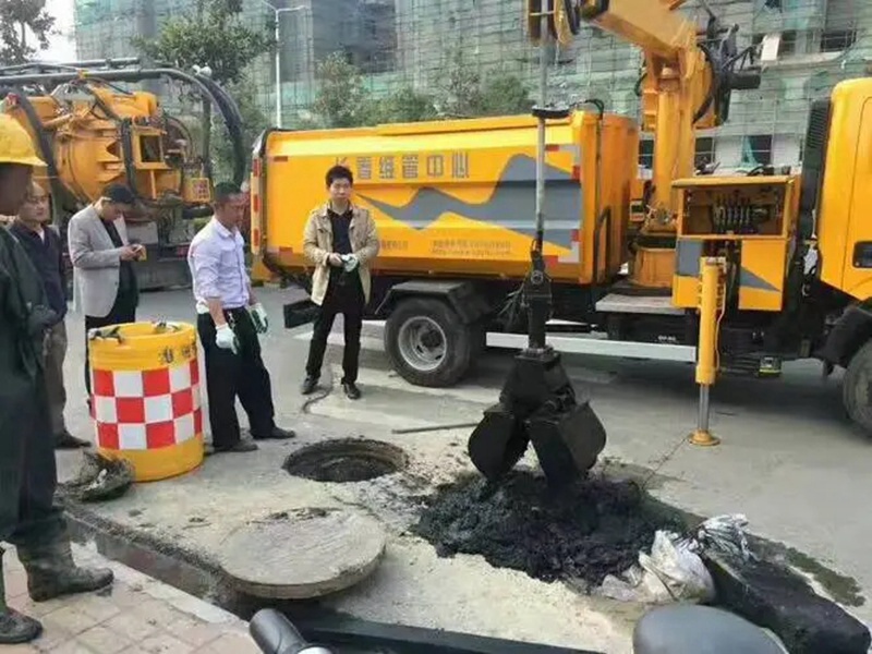 科尔沁右翼中街道：网格员化身“清道夫”，为民解忧疏通“堵心”化粪池