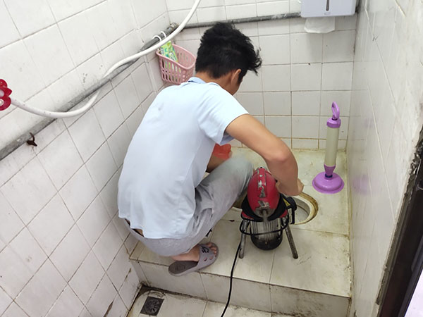 科尔沁右翼中肥皂掉到马桶里把马桶堵住了怎么办？马桶堵住了怎么办
