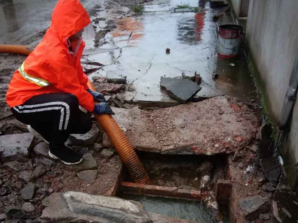 科尔沁右翼中专业清理污水池 炜誉市政以规范流程守护城市 “肠道”