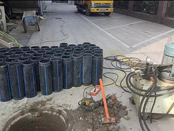 科尔沁右翼中PE置换管厂家 DN315置换管 非开挖管短管置换