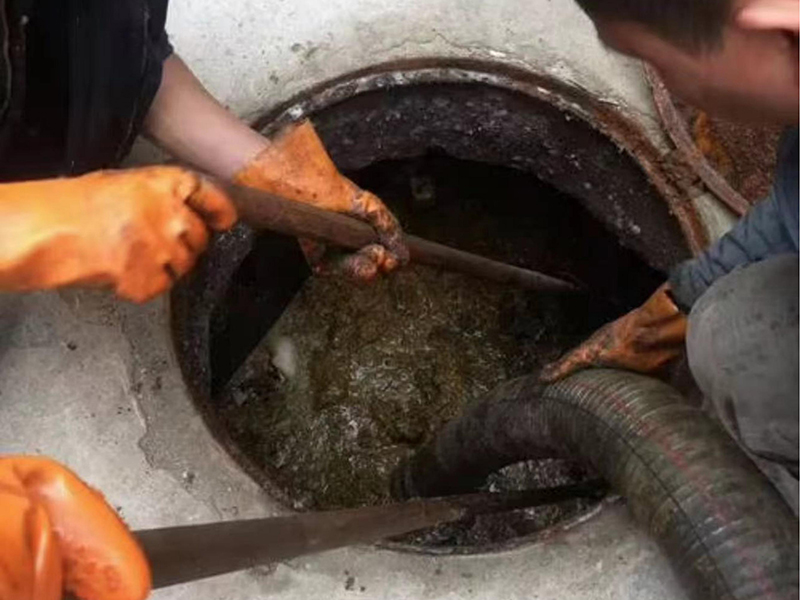 科尔沁右翼中清理化粪池时如何避免沼气的危害？